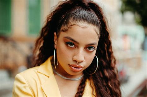 Kiana Ledé .